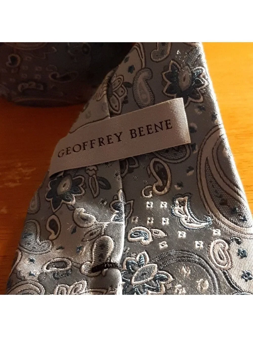 3/20  Geoffrey Beene silver blue Tie